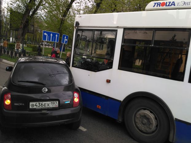 «Ниссан» врезался в троллейбус в Подольске
