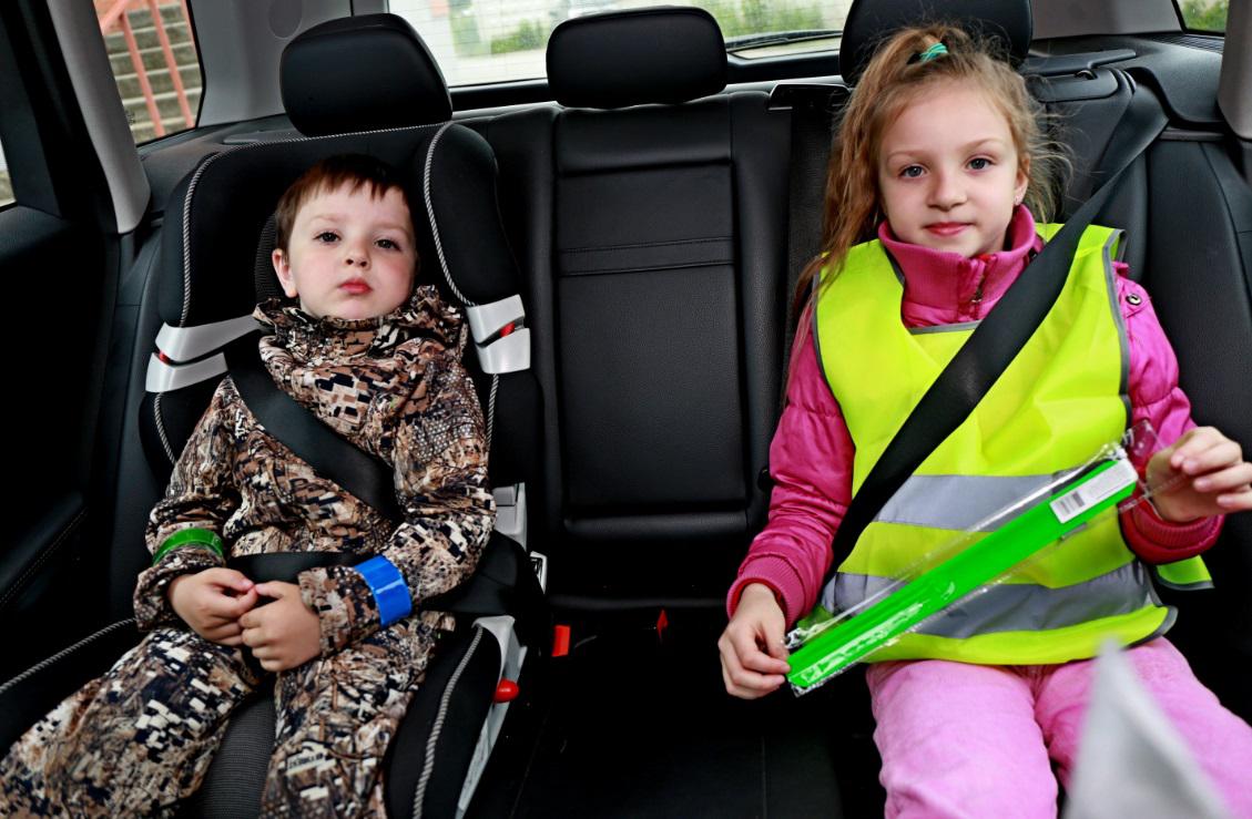 Дети под машину. Ремень безопасности для детей. Пристегивание детей в автомобиле. Ребёнок в автомобиле пристёгнут. Пристегивайте детей в машине.