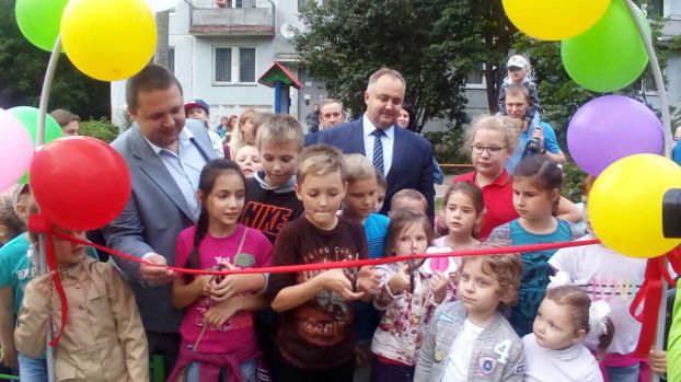 В Климовске торжественно открыли детскую площадку