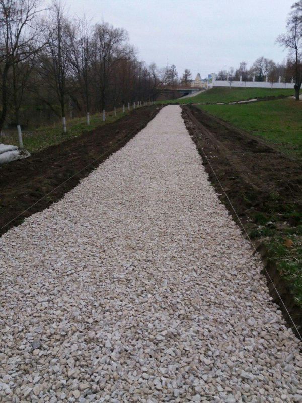 Новые тропинки в Дубровицах закапывают в грязь