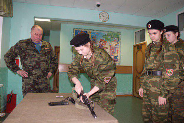 военно-патриотическая игра «Девушки в погонах».