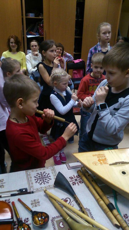 Малышей обучили игре на традиционных инструментах