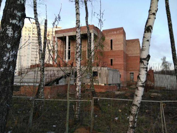 Заброшенная стройка храма в Подольске стала опасной детской забавой