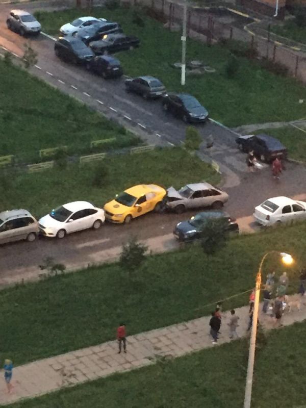 В Подольске пьяный водитель разбил 2 автомобиля и пошел домой