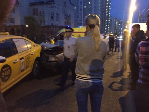 В Подольске пьяный водитель разбил 2 автомобиля и пошел домой