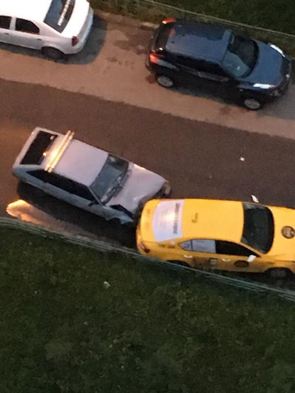 В Подольске пьяный водитель разбил 2 автомобиля и пошел домой