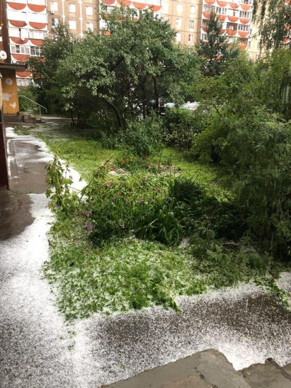 Ураган и град обрушились на Подольск