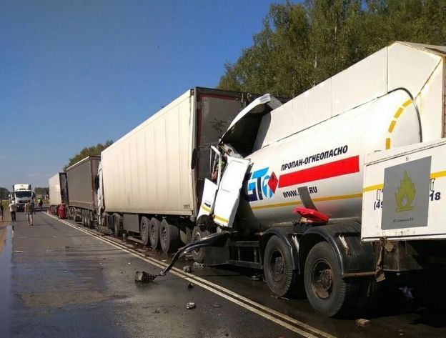 Водитель бензовоза погиб вчера в массовом ДТП в Подольске