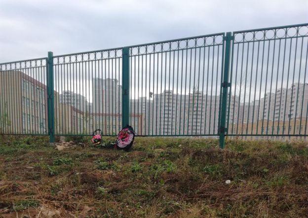 Молодого мужчину нашли повешенным на заборе школы в Подольске