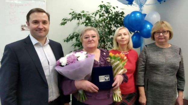 Почтальон, отбившая пенсии от грабителя, удостоена высшей награды «Почты России»