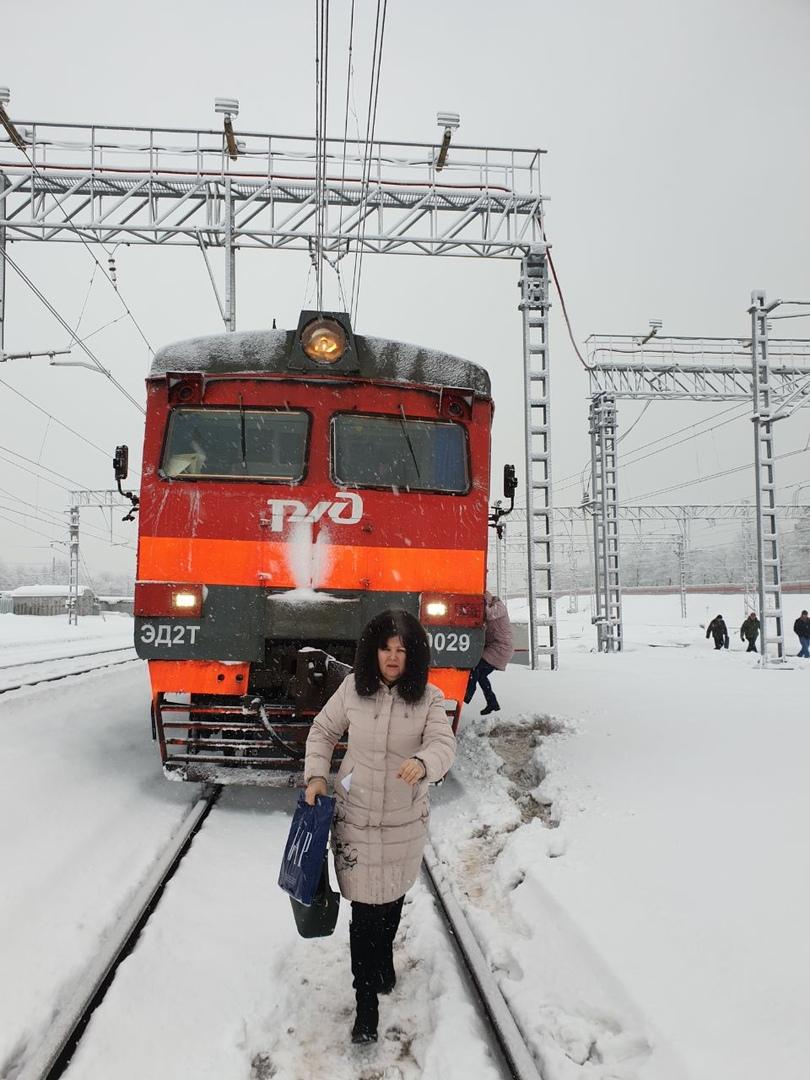 Силикатная царицыно сегодня. Электричка. Карбид в электричках. Электричку которая ездит на станции. Станция Заринская поезда.