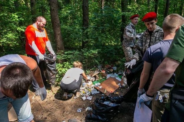 В лесопарке «Елочки» собрали более 200 кг мусора