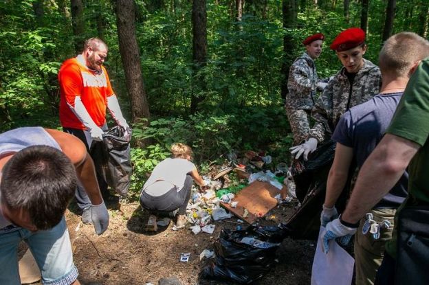 В лесопарке «Елочки» собрали более 200 кг мусора