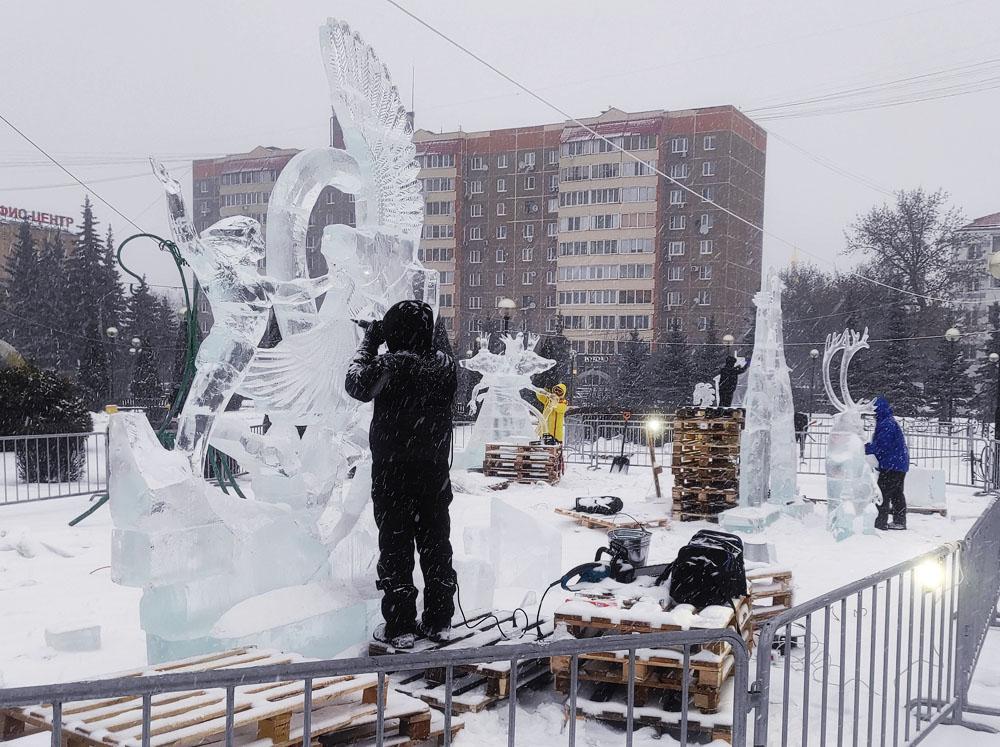 Подольск ледовая. Сквер поколений Подольск. Сквер поколений Подольск зима. Ледовые скульптуры в Подольске 2022. Площадььленина Подольск выставка ледяных фигур.