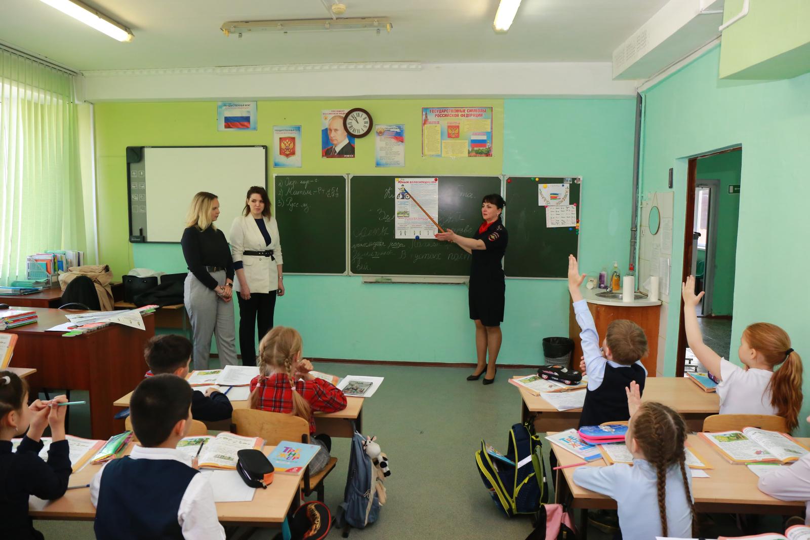 Первый урок в школе. Летняя школа. Школьные мероприятия фото. Каникулы в школе.