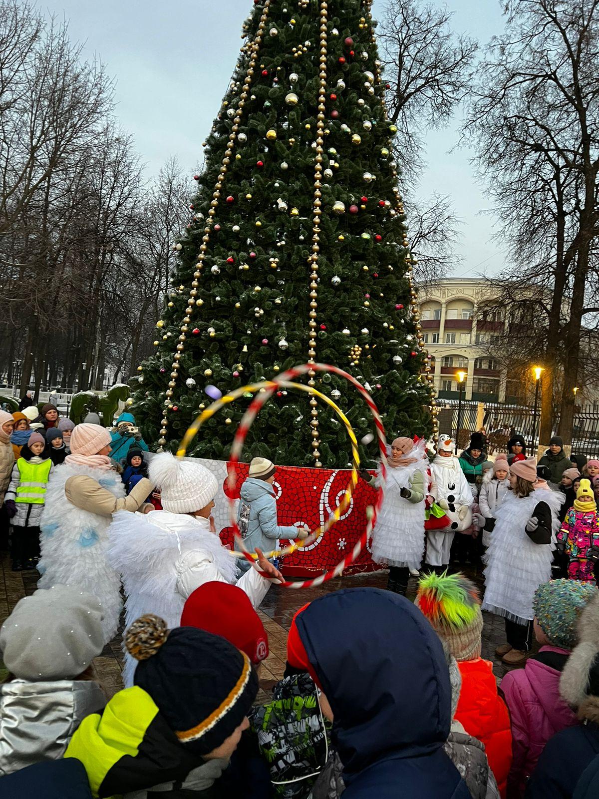 Каток в подольске в парке. Парк Талалихина Подольск каток. Каток в парке Талалихина Подольск. Елка на площади. Украшение на городскую елку.