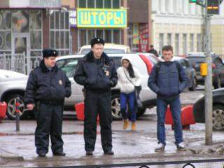 Сотрудники полиции в городе