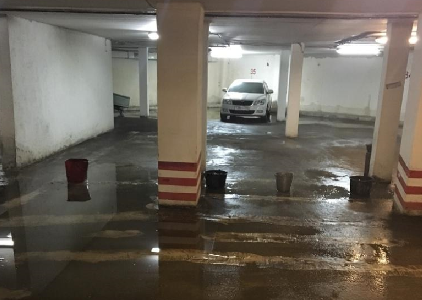 Подземный паркинг в Подольске спасают от наводнения ведерками