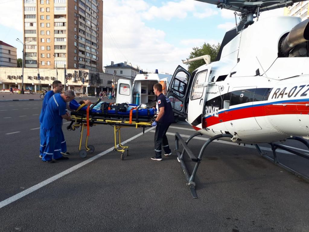 Тяжело травмированных людей из Подольска доставляют вертолетом в госпиталь Вишневского 