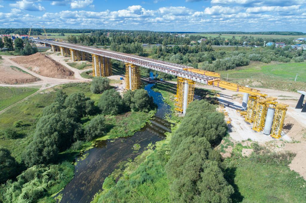 Строительство ЦКАД: завершается установка пролетов моста через Мочу