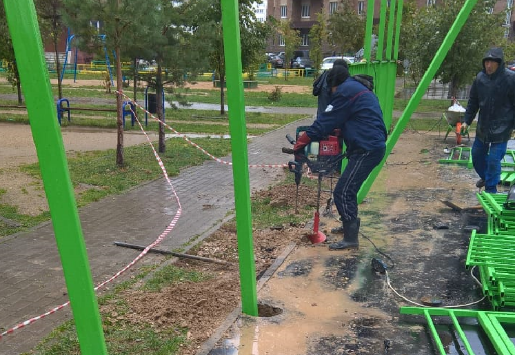 На новой площадке ломают асфальт, чтобы сэкономить на заборе 