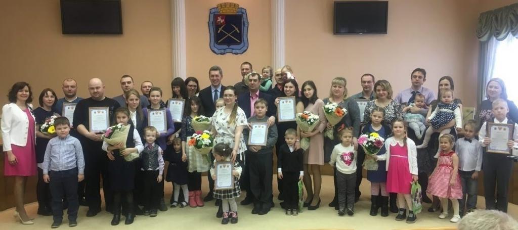 12 молодых семей из Подольска получили квартиры 