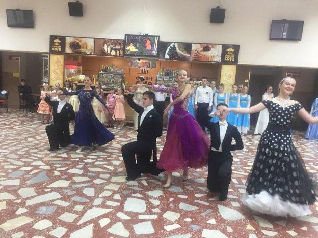 Выпускников Подольска приглашают научиться танцевать вальс