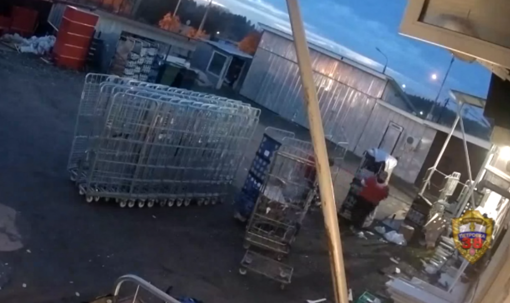 Грузчик супермаркета украл и сдал на металлолом 235 тележек