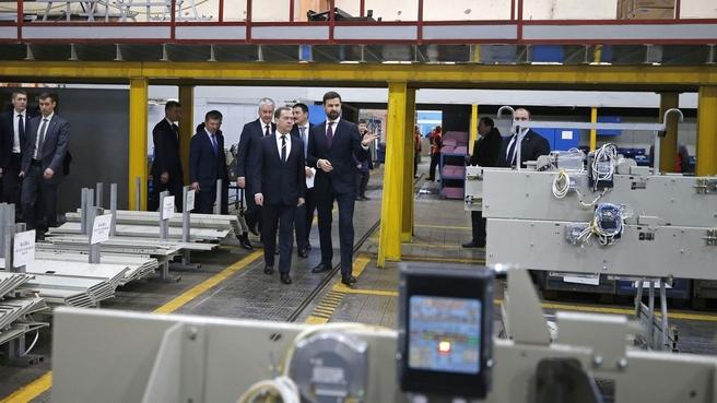 Премьер-министр РФ посетил Щербинский лифтостроительный завод