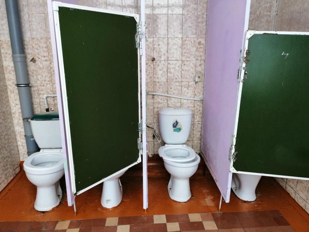Картинка туалета в школе