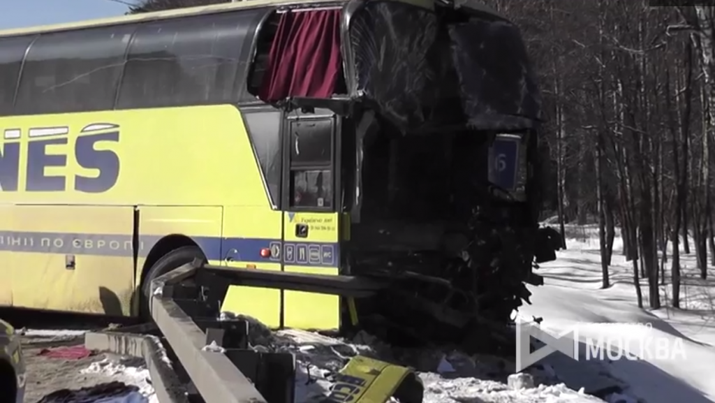 На Варшавском шоссе в ДТП автобуса с фурой пострадали два человека
