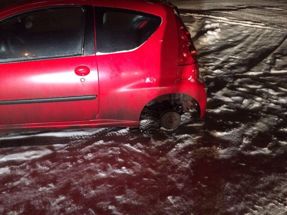 Молодого подольчанина задержали за кражу колес с иномарки в Кузнечиках