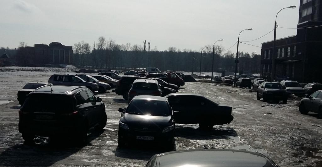 В Кузнечиках начались ежедневные рейды против парковки на газонах