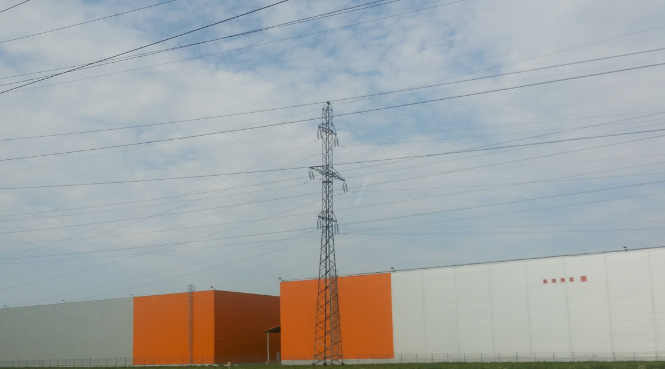 В раздевалках «оранжевых складов» приезжие работники постоянно воруют телефоны 