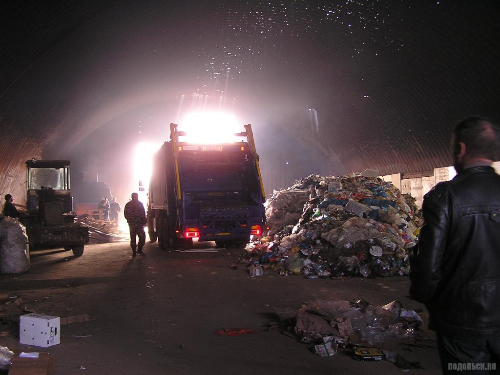 Путь синего контейнера: куда везут раздельно собранный мусор в Подольске