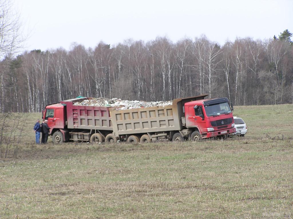 В Подольске мусоровозы застряли в поле, не успев превратить его в свалку