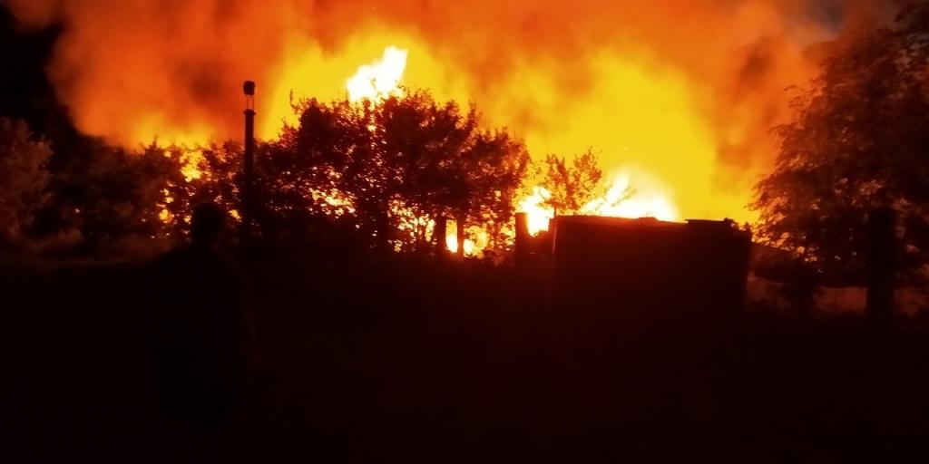 Ночной пожар уничтожил 15 сараев в Климовске