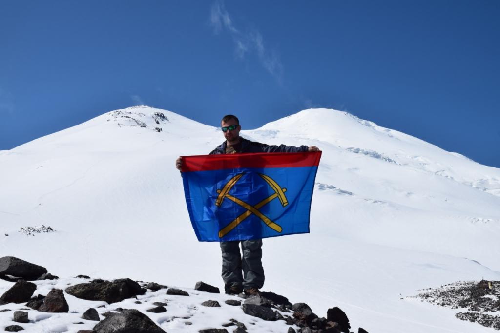 Флаг Подольска подняли на вершине Эльбруса