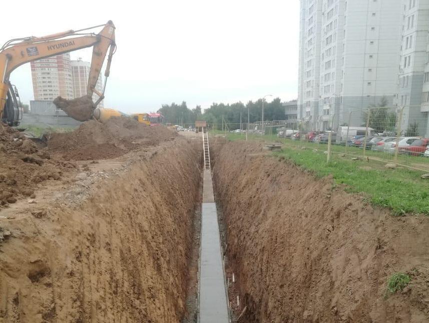 Работы по переустройству инженерных коммуникаций ведутся в рамках строительства улицы 43-й Армии