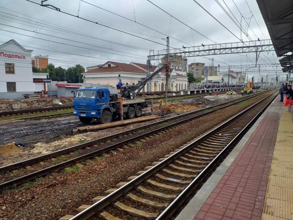 Временная деревянная платформа принимает пассажиров на станции Подольск