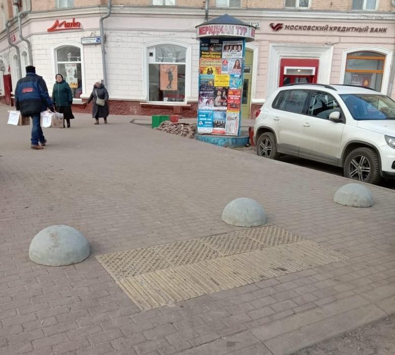 С целью устранения несанкционированных парковок установили бетонные полусферы