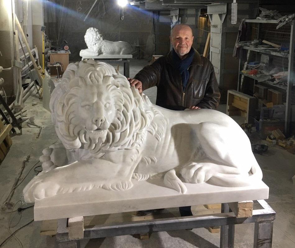 Подольский скульптор принимал участие в создание двух мраморных львов