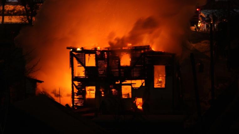 В Климовске сгорел двухэтажный деревянный дом