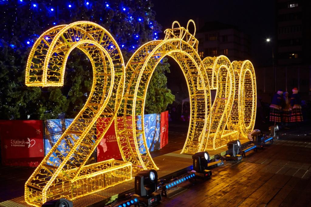 Зажглись новогодние огни на главной елке Подольска