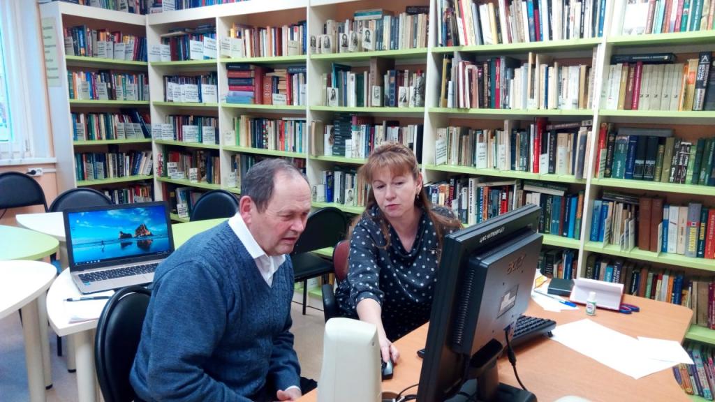 Работе с компьютером учат старшее поколение в библиотеке Кузнечиков