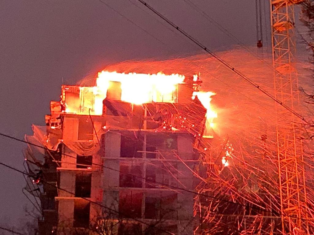 Пожарные устранили возгорание в недостроенном доме