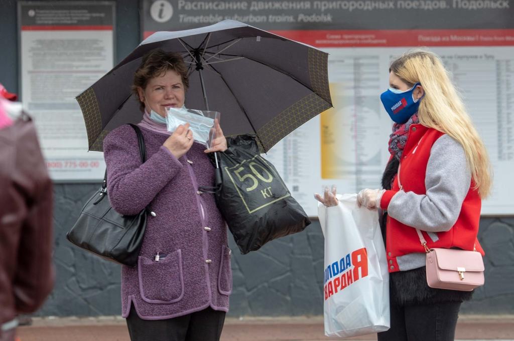 Бесплатные маски на улицах города раздают представители «Молодой Гвардии»