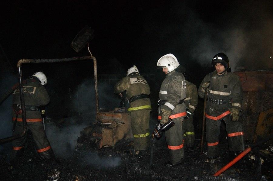 Пожарные ликвидировали возгорание бытовки в деревне Боборыкино