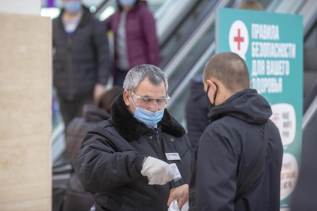 При входе в торговые центры проводят бесконтактную термометрию