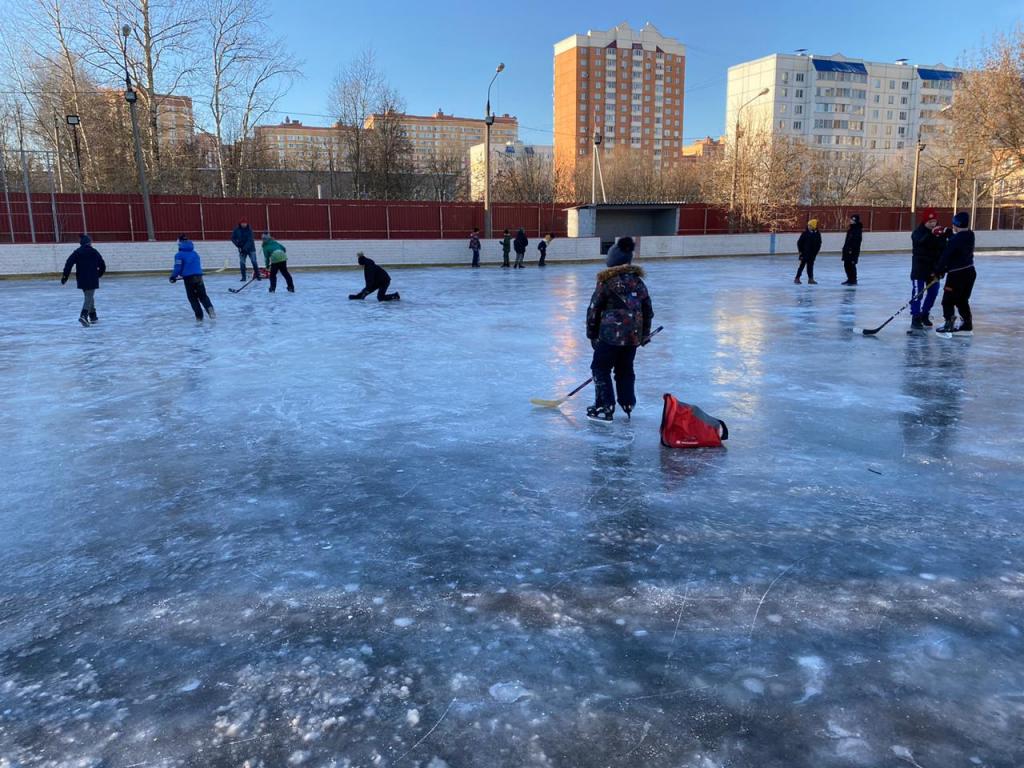 В Подольске началась заливка катков